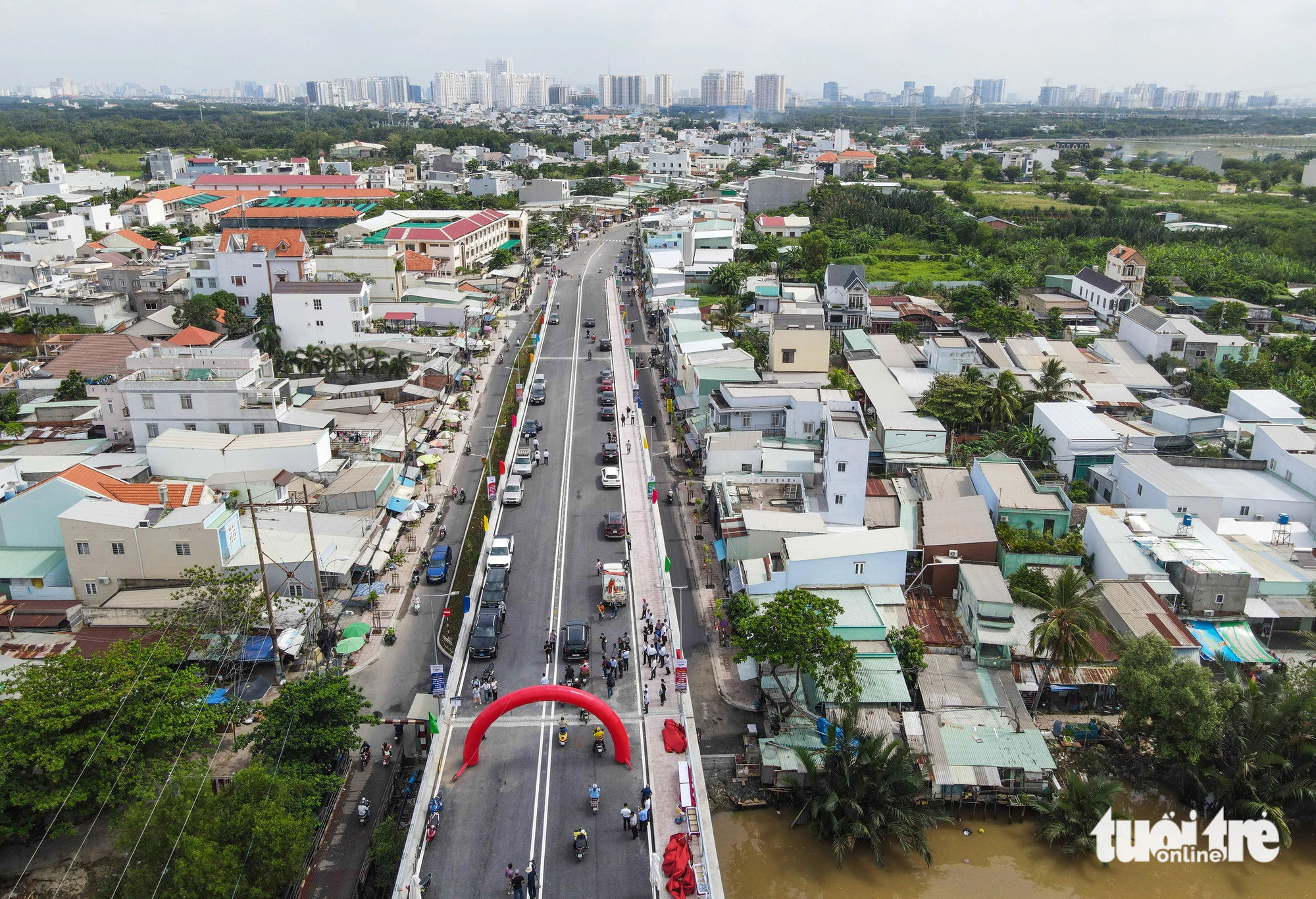 Cầu Long Kiểng mới sẽ giúp thay đổi bộ mặt đô thị tại khu vực này, giúp giao thông đi lại thuận lợi. Nhiều người dân bày tỏ sự phấn khởi khi sắp thoát khỏi cảnh chen chúc qua cầu sắt Long Kiểng cũ đã xuống cấp - Ảnh: THU DUNG