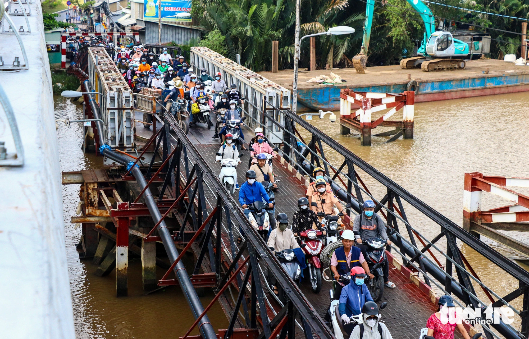 Cầu Long Kiểng cũ (cầu sắt) có chiều rộng hẹp, đã xuống cấp theo thời gian - Ảnh: CHÂU TUẤN