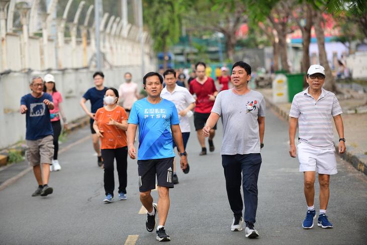 Người đi bộ lưu ý chăm sóc đôi chân để tránh đau cổ chân - Ảnh: QUANG ĐỊNH Người đi bộ lưu ý chăm sóc đôi chân để tránh đau cổ chân - Ảnh: QUANG ĐỊNH