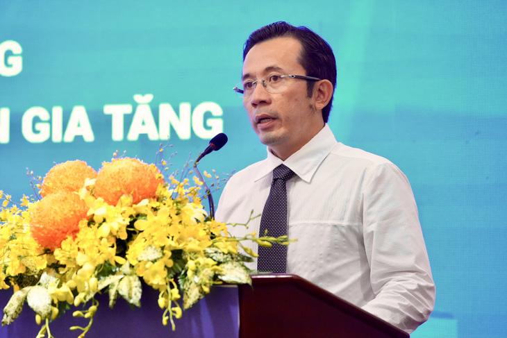 Sáng nay diễn ra hội thảo 'Bảo vệ tài khoản ngân hàng trước nguy cơ lừa đảo trực tuyến gia tăng' - Ảnh 2. Ông Trần Xuân Toàn, phó tổng biên tập báo Tuổi Trẻ, phát biểu khai mạc hội thảo Bảo vệ tài khoản ngân hàng trước nguy cơ lừa đảo trực tuyến - Ảnh: HỮU HẠNH