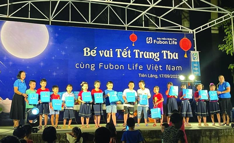 Đại diện Fubon Life Việt Nam trao tặng các phần quà cho các em nhỏ Khu 1 Thị trấn Tiên Lãng - TP. Hải Phòng.