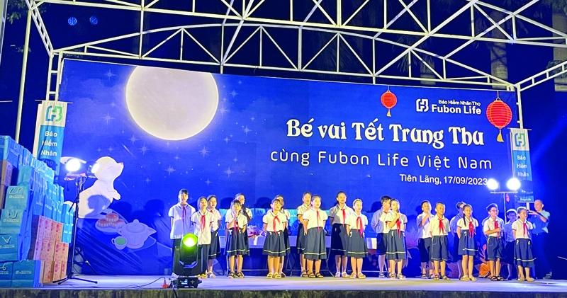 Fubon Life Việt Nam vừa mang Tết Trung thu đến với trẻ em Khu 1 Thị trấn Tiên Lãng - TP. Hải Phòng.