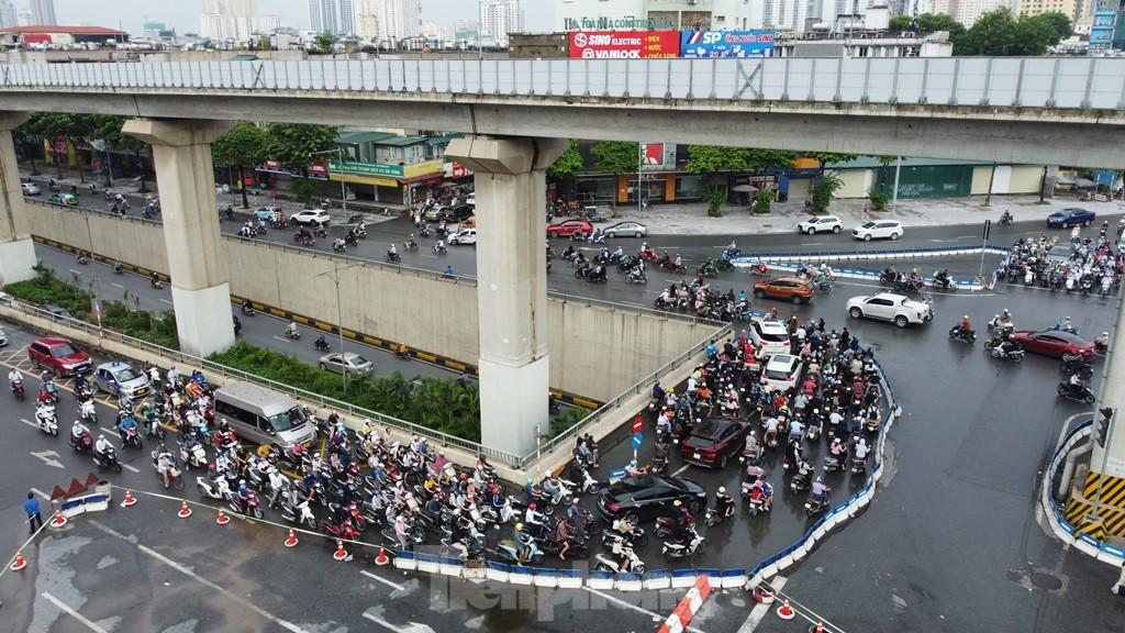 Xe máy nối đuôi nhau ngược chiều, nút giao Thanh Xuân vẫn rối loạn - Ảnh 4.