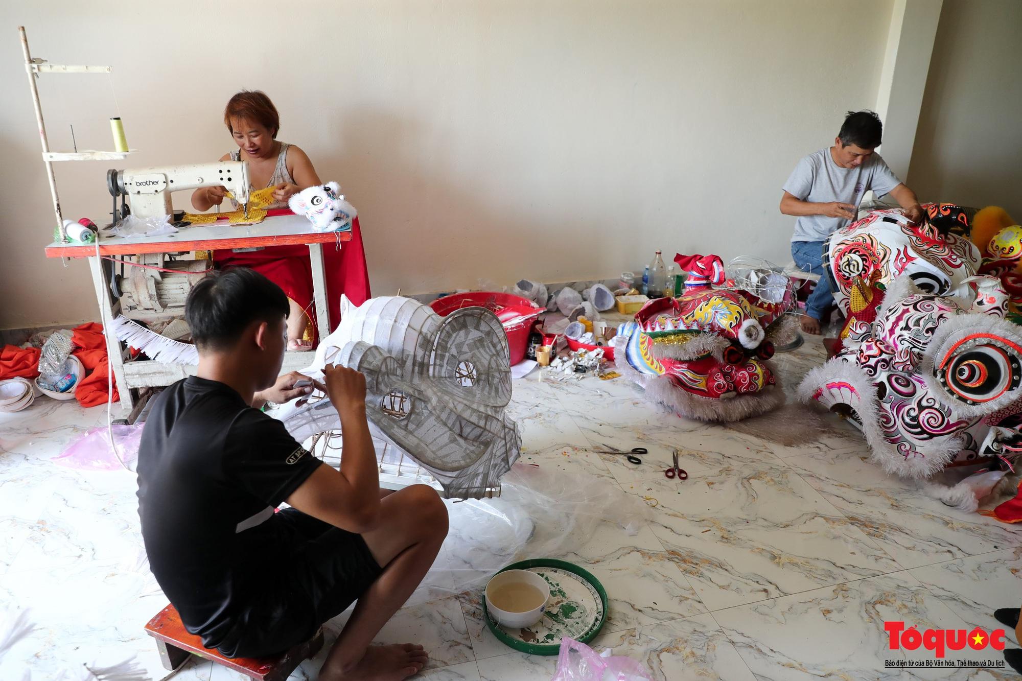 Gặp người giữ nghề làm đầu lân thủ công cuối cùng nơi phố Hội - Ảnh 11. Gặp người giữ nghề làm đầu lân thủ công cuối cùng nơi phố Hội - Ảnh 11.