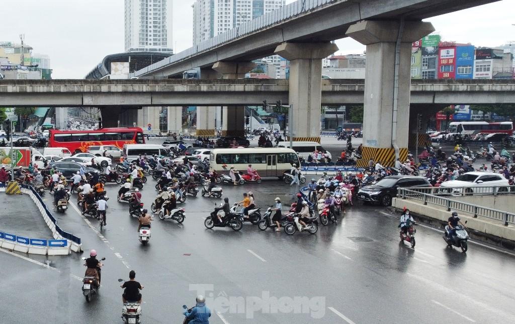 Xe máy nối đuôi nhau ngược chiều, nút giao Thanh Xuân vẫn rối loạn - Ảnh 5.