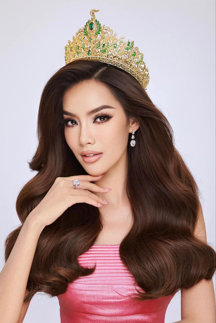 Lê Hoàng Phương - Miss Grand Vietnam 2023. Là đại diện của nước chủ nhà, Lê Hoàng Phương không khỏi áp lực. Nhưng đây lại là động lực giúp cô “chiến đấu” hết mình, hứa hẹn tạo nên làn sóng mạnh cho nhan sắc Việt. Với nhiều năm kinh nghiệm thi sắc đẹp, Lê Hoàng Phương được kỳ vọng đạt thành tích cao