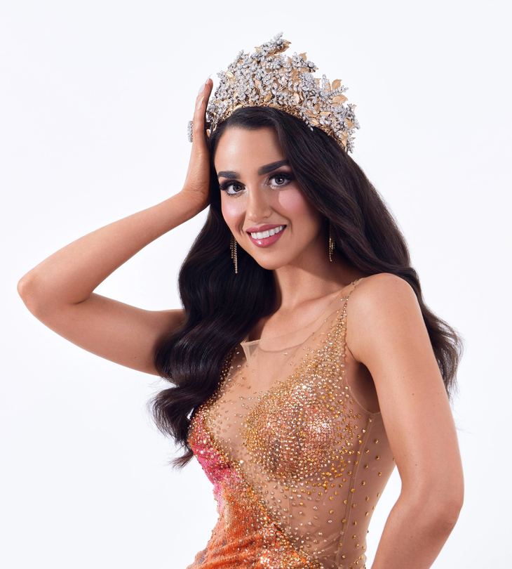 Mikaela Rose Fowler - Miss Grand Australia 2023. Cô tham gia cuộc thi với mong muốn lan tỏa thông điệp về sự tôn trọng dành cho người khuyết tật. Mikaela Rose Fowler luôn tâm niệm không phân biệt đối xử về người khác và thay vào đó có thể giúp đỡ họ tốt hơn