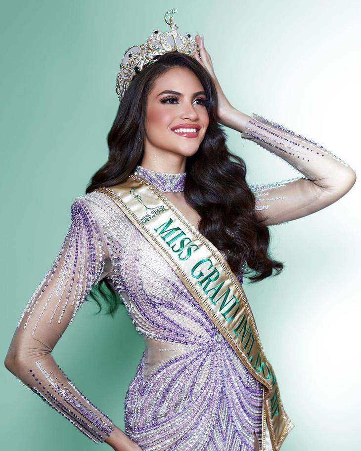 Skarxi Marte - Miss Grand Dominican Republic 2023. Cô được đánh giá là một thí sinh “nặng ký” khi sở hữu gương mặt sắc sảo và chiều cao lý tưởng 1,8m. Skarxi Marte hiện là sinh viên, đồng thời hoạt động trong lĩnh vực người mẫu. Cô còn là đồng chủ tịch tổ chức giúp đỡ cho người nhập cư và cư dân Mỹ Latin "Angeles Unidos" tại Mỹ