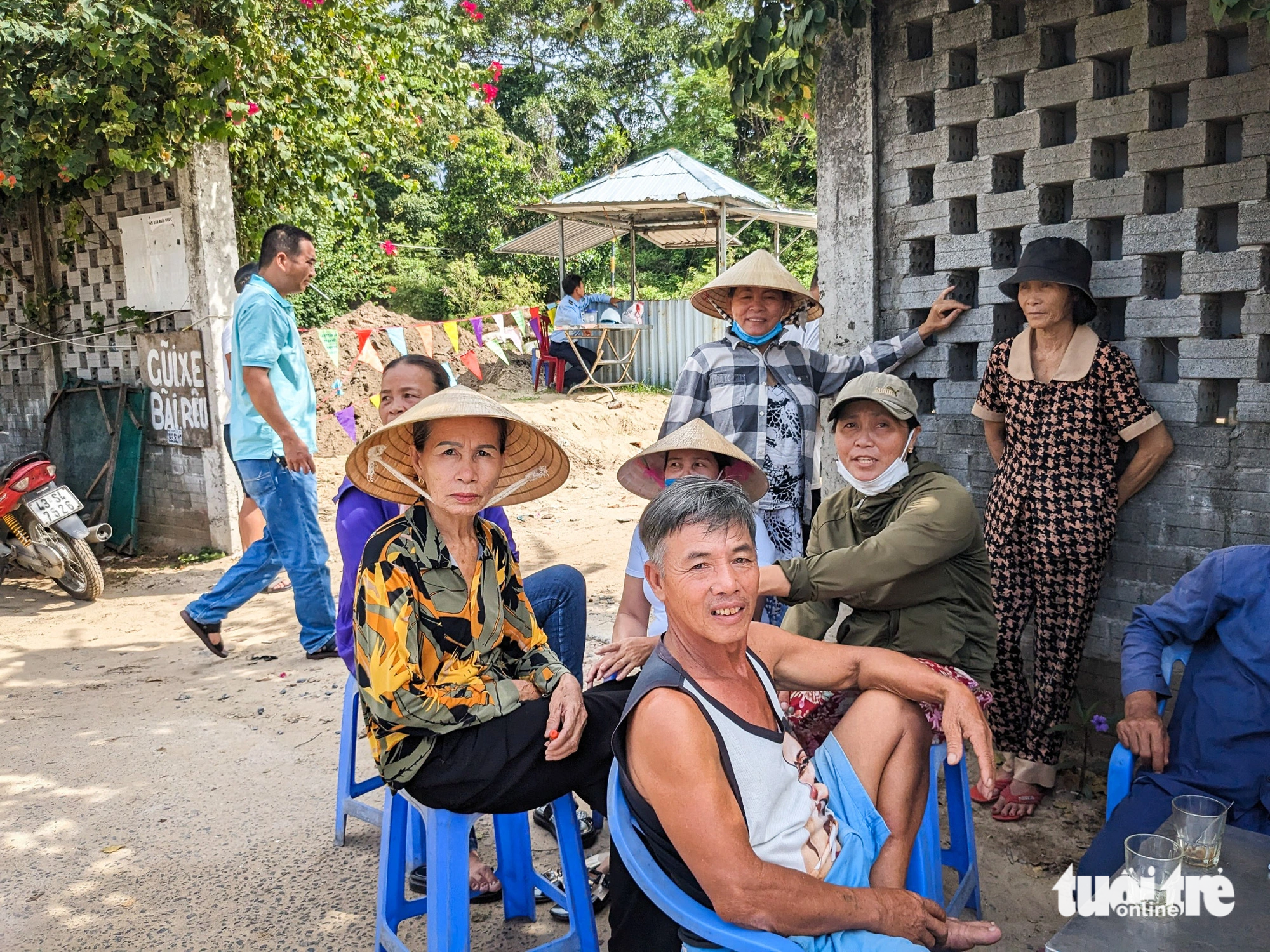 Ngư dân làng biển Nam Ô tập trung tại lối ra biển số 4 để phản đối việc rào chắn lối đi 