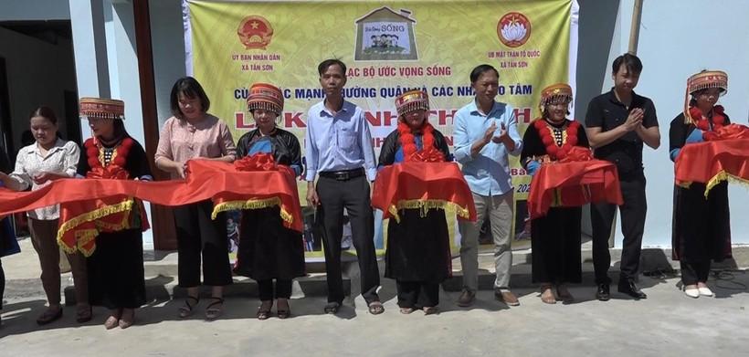 Trao nhà cho hộ dân có hoàn cảnh đặc biệt khó khăn trên địa bàn. ảnh 1