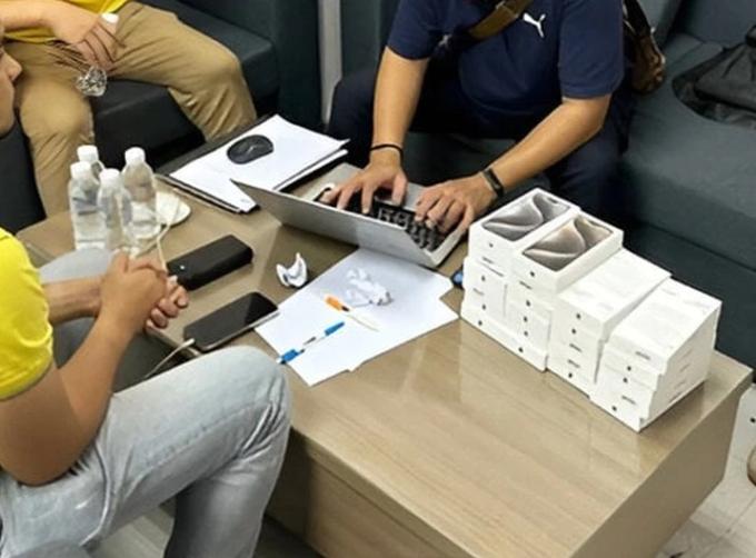 iPhone 15 Pro Max đang "cháy hàng", vì sao chuyên gia lại cảnh báo bạn đừng vội vàng mua hàng "xách tay"? - Ảnh 1.