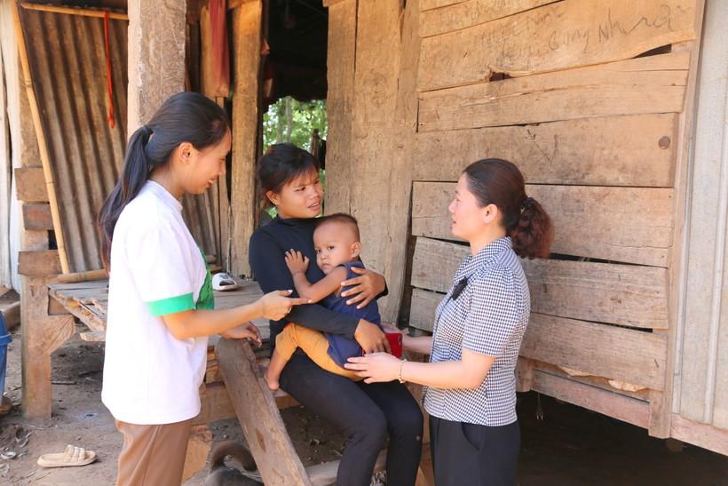 Giáo viên Trường Mầm non Thanh (xã Thanh, huyện Hướng Hóa) triển khai công tác huy động trẻ đến trường. ảnh 1