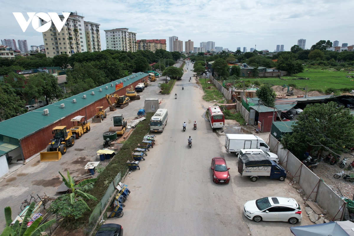 Tường rào thi công đoạn đường vành đai 2,5 gây khó cho người dân Hà Nội - Ảnh 1.