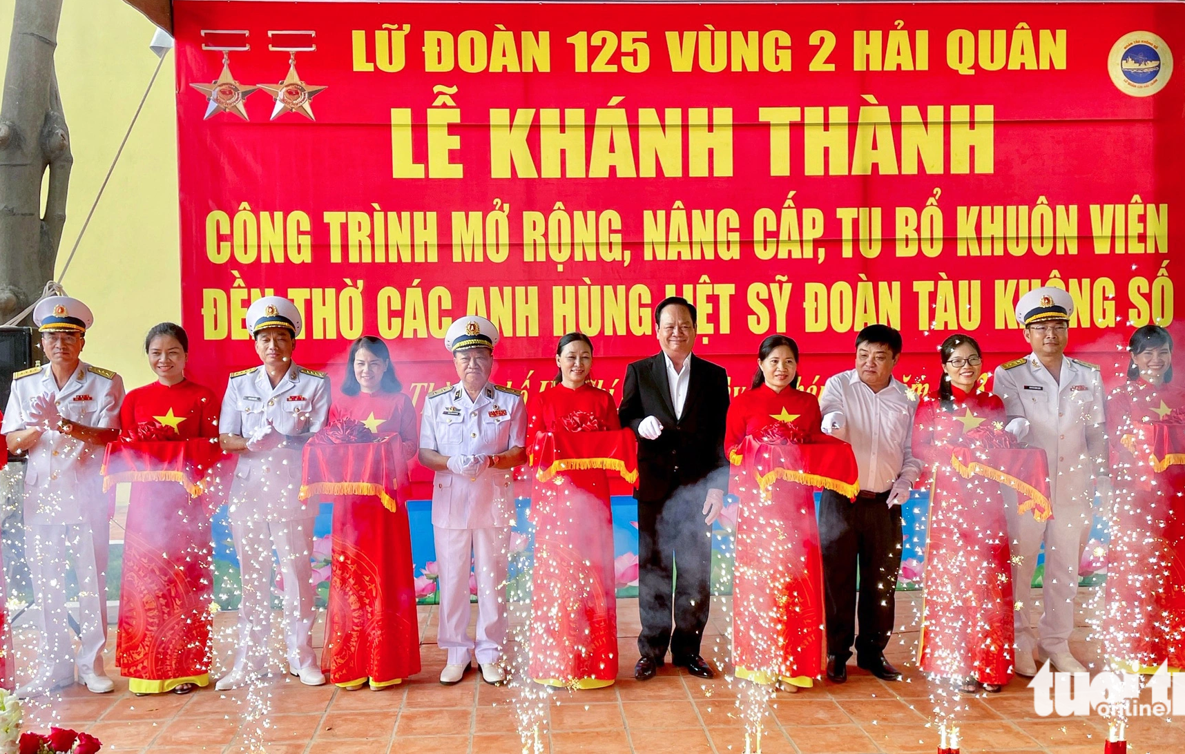 Các đại biểu thực hiện nghi thức khánh thành công trình mở rộng đền thờ các anh hùng liệt sĩ đoàn tàu không số - Ảnh: CHÂU TUẤN