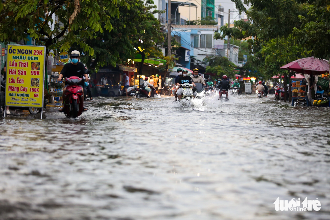 Nhiều nơi lân cận đường Trần Xuân Soạn cũng bị triều cường "tấn công" - Ảnh: PHƯƠNG QUYÊN