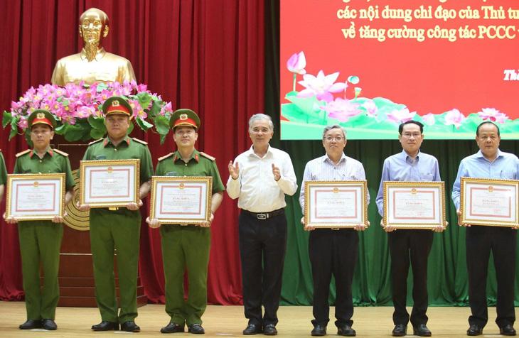 Dịp này TP.HCM cũng tặng bằng khen cho nhiều tổ chức, cá nhân có thành tích tốt trong công tác phòng cháy chữa cháy- Ảnh: MINH HÒA