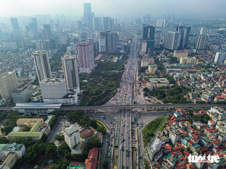 Khu vực nút giao Mai Dịch với nhiều luồng giao thông phức tạp, tình trạng người đi bộ vi phạm diễn ra phổ biến - Ảnh: HỒNG QUANG