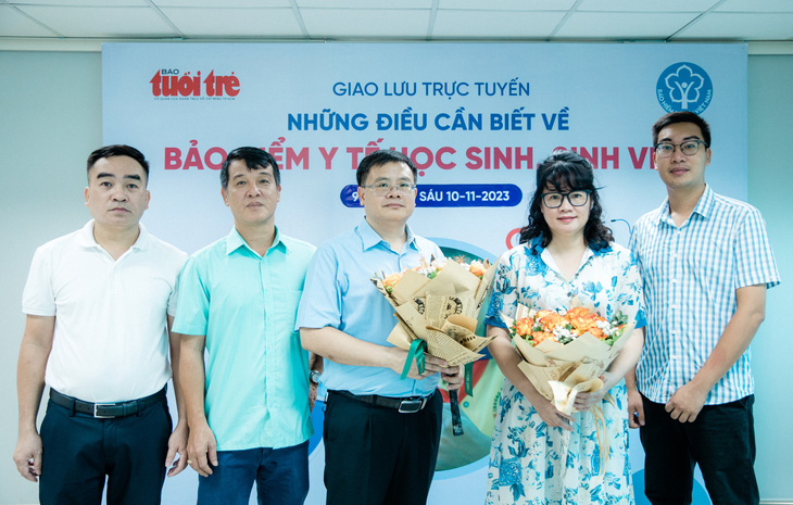 Hai khách mời buổi giao lưu trực tuyến "Những điều cần biết về bảo hiểm y tế cho học sinh, sinh viên" (thứ hai và ba từ phải sang) tại văn phòng đại diện báo Tuổi Trẻ tại Hà Nội sáng 10-11 - Ảnh: DANH KHANG