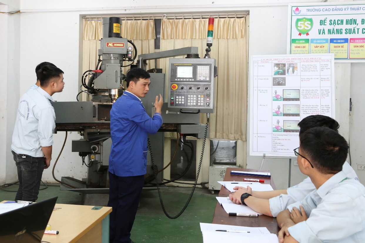 Giờ thực hành lập trình và điều khiển máy CNC của thầy và trò khoa Công nghệ kỹ thuật cơ khí.