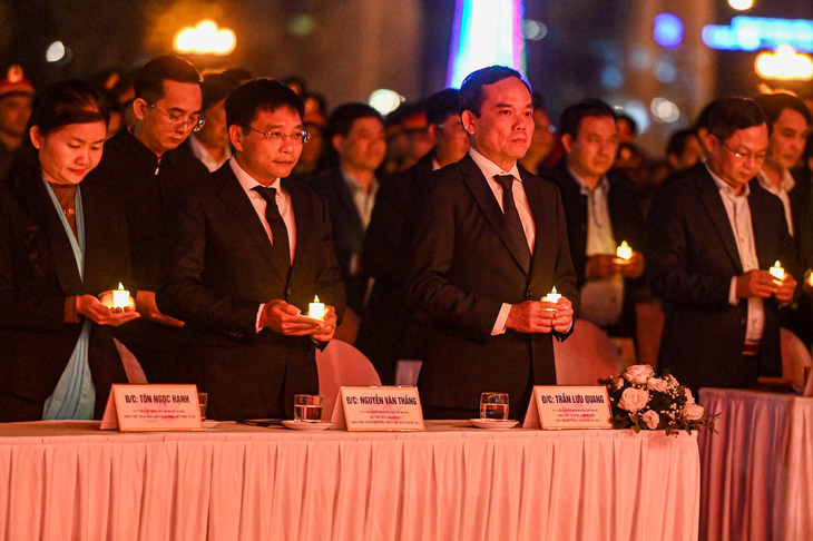 Phó thủ tướng Trần Lưu Quang, chủ tịch Ủy ban An toàn giao thông quốc gia, cùng các đại biểu trong phút tưởng niệm nạn nhân tai nạn giao thông - Ảnh: HỒNG QUANG