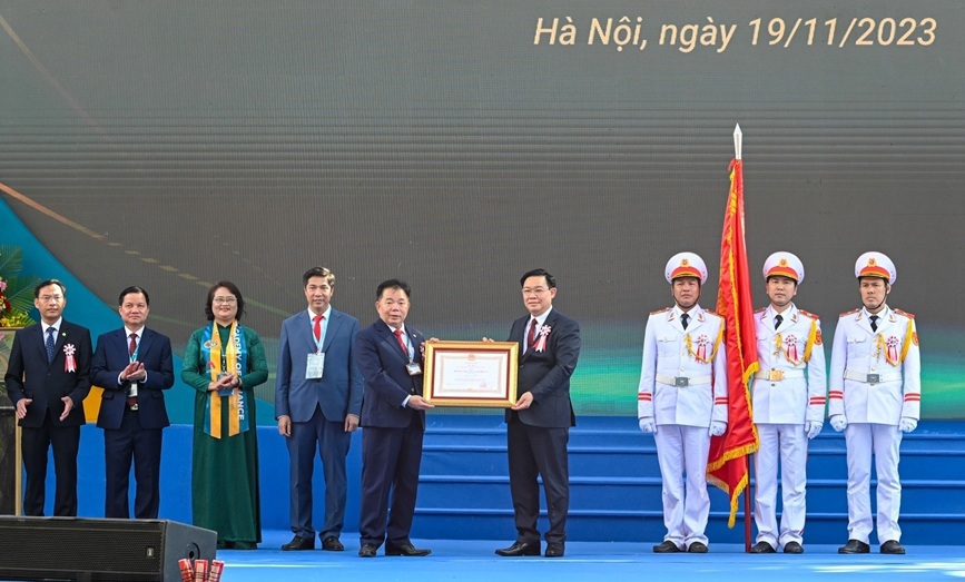 Thay mặt lãnh đạo Đảng, Nhà nước, Chủ tịch Quốc hội Vương Đình Huệ trao tặng cho Học viện Tài chính Huân chương Lao động hạng Nhất (lần thứ 3)