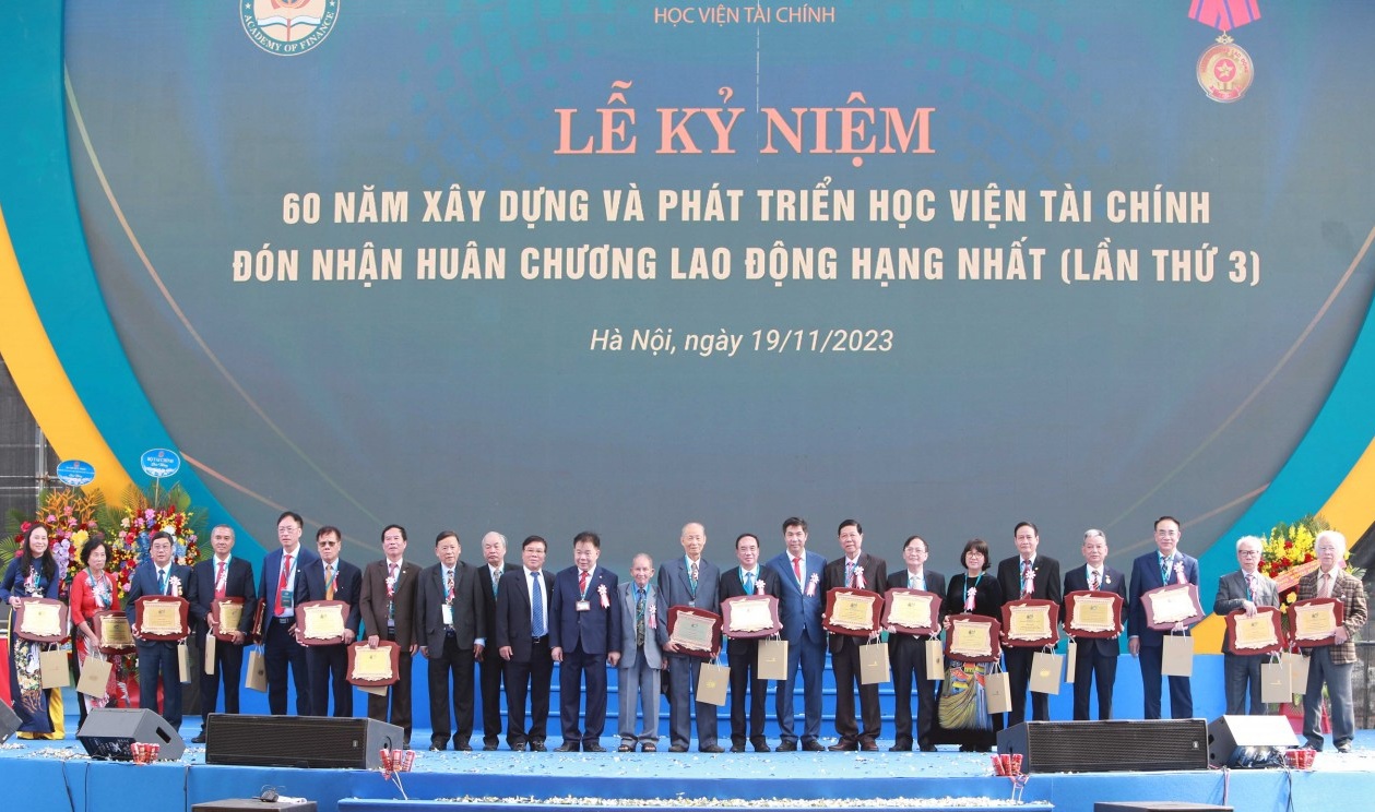 Giám đốc Học viện Tài chính, PGS. TS. Nhà giáo Nhân dân, Nguyễn Trọng Cơ trao biểu trưng Nhà giáo tiêu biểu vinh danh các nhà giáo tiêu biểu qua các thời kỳ. 