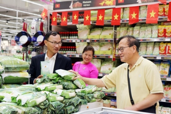 Gạo Việt Nam được bán ở siêu thị Pháp (Ảnh: Tập đoàn Lộc Trời)