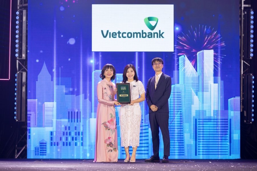Bà Nguyễn Thị Minh Hải - Phó trưởng Văn phòng đại diện Vietcombank tại TP. Hồ Chí Minh nhận giải thưởng do Ban tổ chức trao tặng