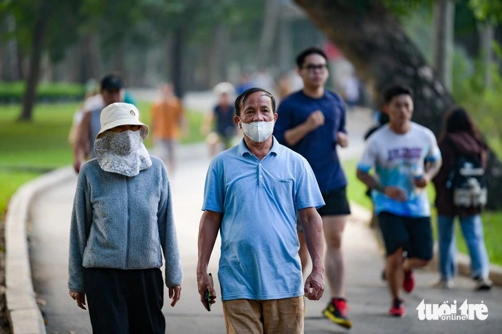 Hiện dịch bệnh nhiễm siêu vi đường hô hấp đang tăng ở cả người lớn và trẻ em, đặc biệt là trẻ nhỏ tuổi và người lớn tuổi có bệnh nền - Ảnh: NAM TRẦN