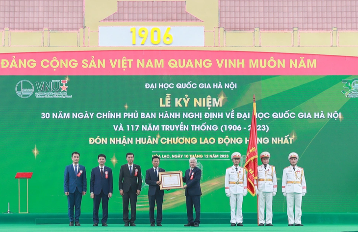 Ông Đỗ Văn Chiến - Chủ tịch Ủy ban Trung ương Mặt trận Tổ quốc Việt Nam - thay mặt Lãnh đạo Đảng, Nhà nước trao Huân chương Lao động hạng Nhất cho Đại học Quốc gia Hà Nội - Ảnh: VNU