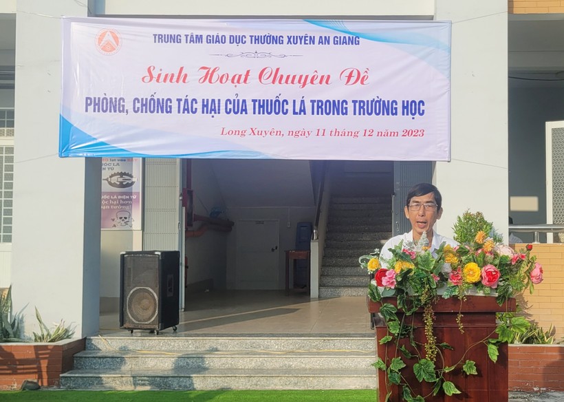 Đại diện Trung tâm Kiểm soát bệnh tật An Giang phổ biến kiến thức về tác hại của thuốc lá đối với sức khỏe của thanh thiếu niên.