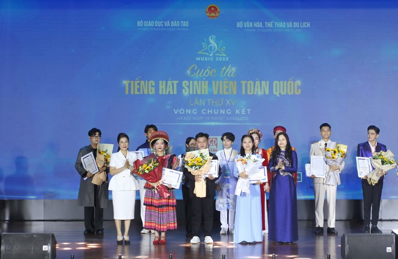 Trao thưởng cho các tiết mục đoạt giải Ba.