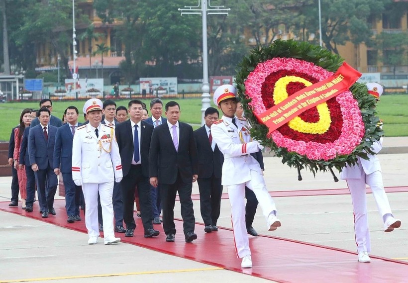 Sáng 12/12, tại Hà Nội, Thủ tướng Campuchia Samdech Moha Bovor Thipadei Hun Manet đến đặt vòng hoa và vào Lăng viếng Chủ tịch Hồ Chí Minh. (Ảnh: An Đăng/ TTXVN)