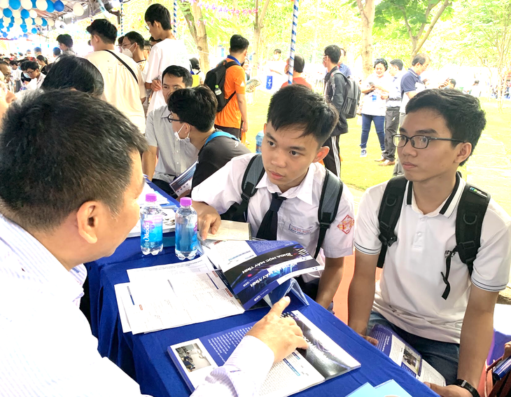 Thí sinh tìm hiểu thông tin tuyển sinh đại học tại Ngày hội lựa chọn nguyện vọng xét tuyển 2023 do báo Tuổi Trẻ tổ chức