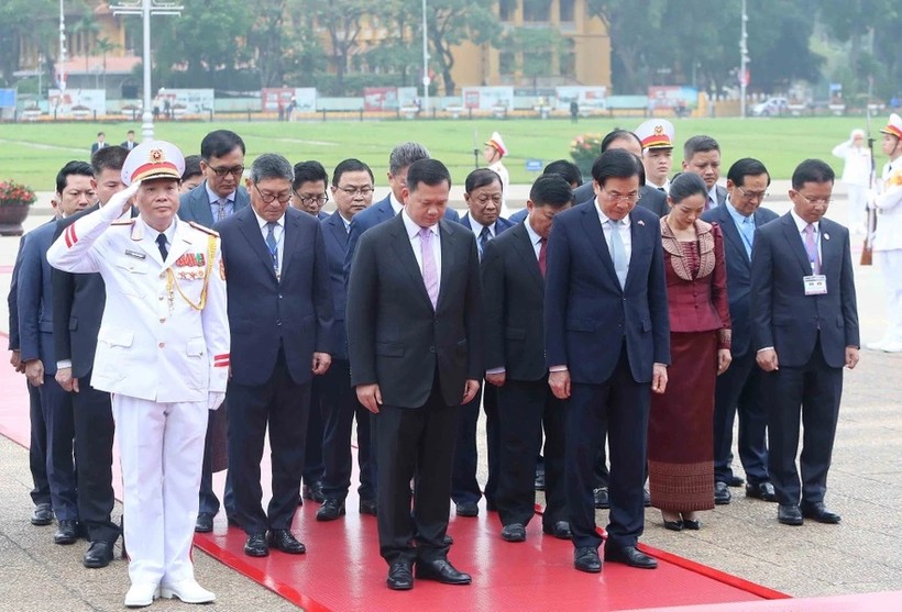 Thủ tướng Campuchia Samdech Moha Bovor Thipadei Hun Manet cùng các thành viên trong đoàn thành kính tưởng nhớ Chủ tịch Hồ Chí Minh. (Ảnh: An Đăng/ TTXVN)