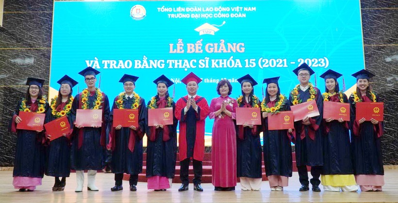 Lãnh đạo Trường ĐH Công đoàn trao bằng thạc sĩ cho các học viên.