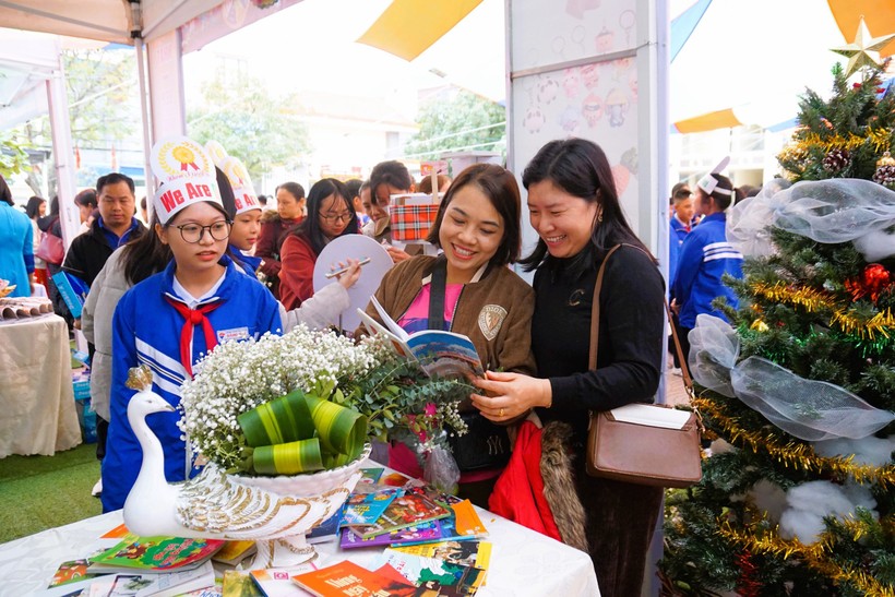 Thầy cô thăm quan các gian hàng của các nhóm.