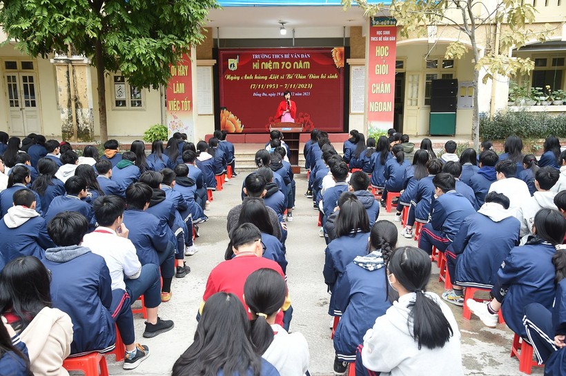 Học lịch sử để tự hào về truyền thống anh hùng của quân đội nhân dân Việt Nam, tưởng nhớ tấm gương hy sinh của anh hùng liệt sĩ Bế Văn Đàn.