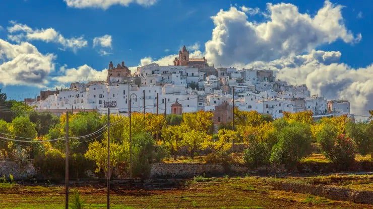 Những ngôi nhà màu trắng truyền thống là đặc trưng của Ostuni, vùng Puglia, Ý. Ảnh Istvan Kadar Photography/Moment/Getty Images