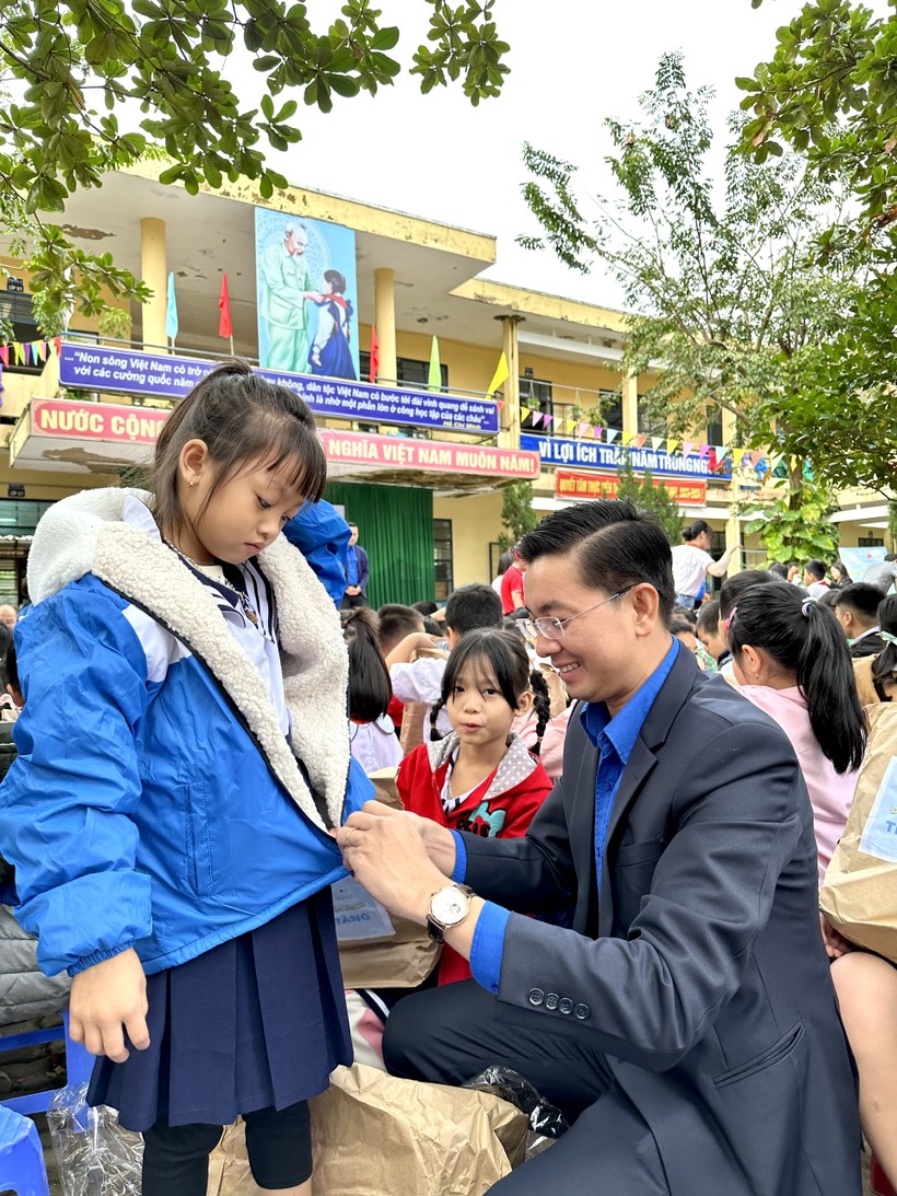 Anh Nguyễn Bá Duân - Phó Bí thư Thành Đoàn Đà Nẵng tặng áo ấm cho các em học sinh có hoàn cảnh khó khăn.