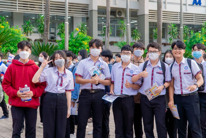 Học sinh tham gia ngày hội tư vấn xét tuyển đại học,cao đẳng tại Trường Đại học Sư phạm Kỹ thuật TPHCM ngày 14/1. Ảnh: HCMUTE