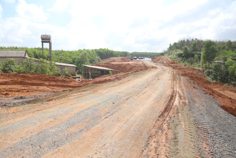 Cao tốc đoạn Vạn Ninh - Cam Lộ bị gián đoạn do chưa được bàn giao mặt bằng sạch. Ảnh: Đ. Đức