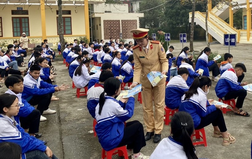 Công an TP Thanh Hoá tuyên truyền luật an toàn giao thông cho học sinh. (Ảnh:CATH)