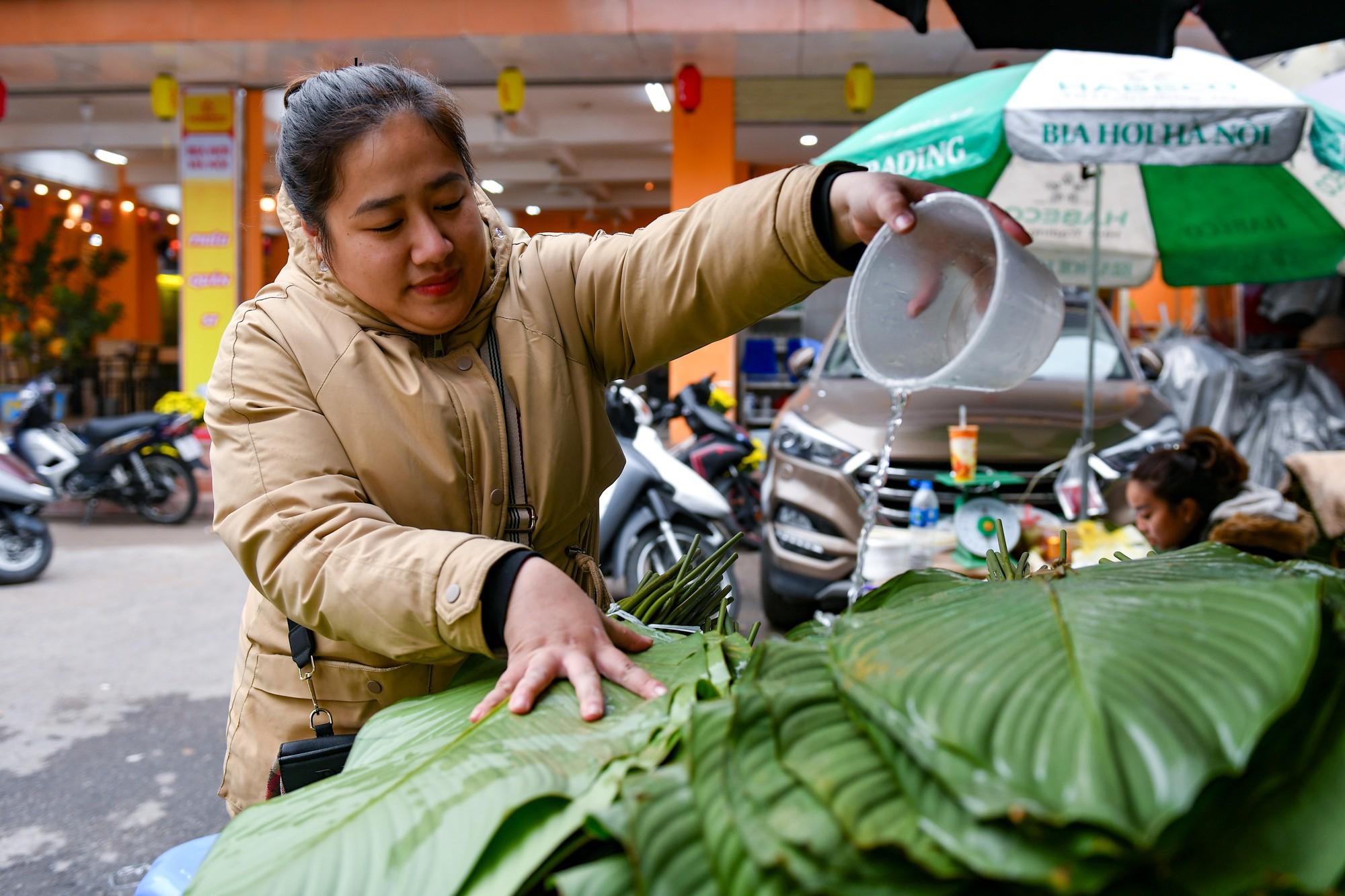 Chị Đặng Thùy Linh, tiểu thương buôn bán ở chợ lá dong Trần Quý Cáp cho biết, nhà chị đã bán lá ở đây hơn 40 năm, nhập nhiều nơi từ các tỉnh phía Tây Bắc.