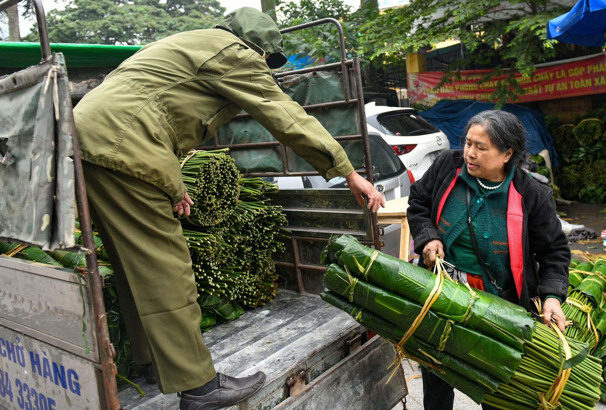 Những ngày này, nhiều tiểu thương tại nhiều khu vực khác nhau cũng đến đây để thu mua lá dong, có nhiều người mua buôn hàng vạn lá 1 lần.