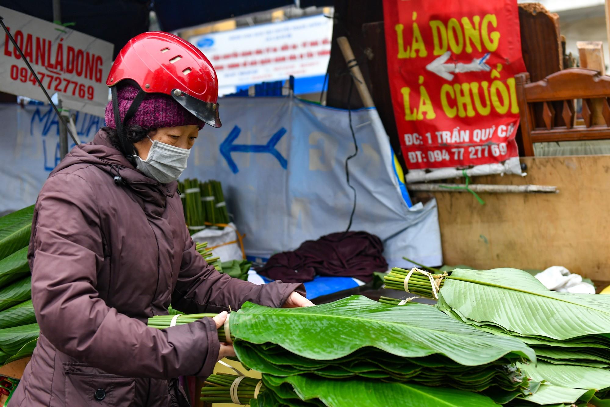 Nhiều khách lẻ, mua với số lượng ít, khoảng vài trăm tàu để gói bánh trong gia đình.