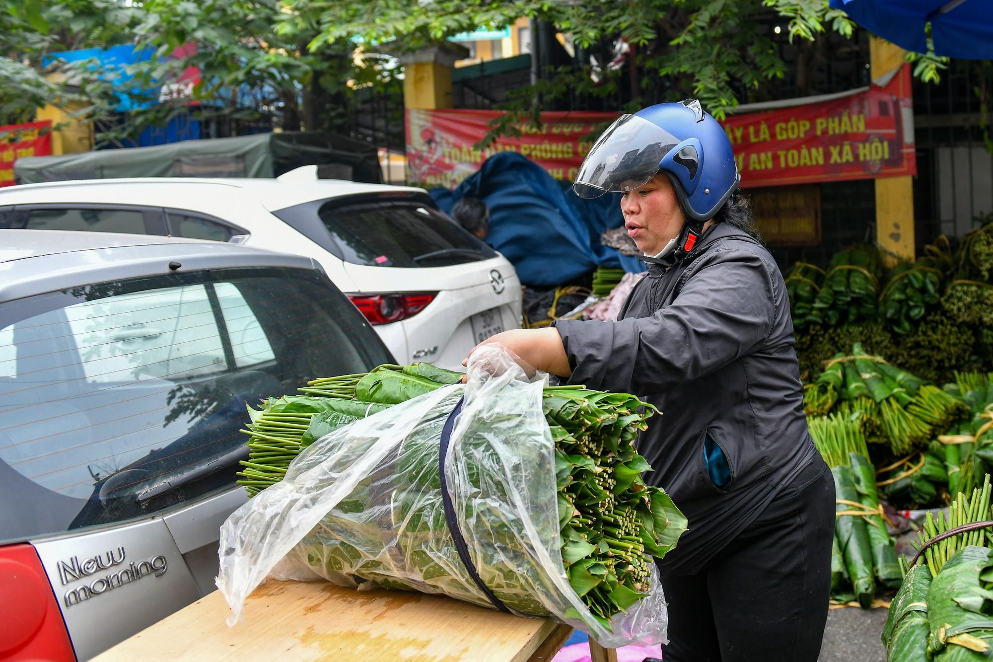 Trong dịp Tết này, mỗi ngày tiểu thương tại đây có thể nhập hơn 10 vạn lá dong để đổ buôn cho khách.