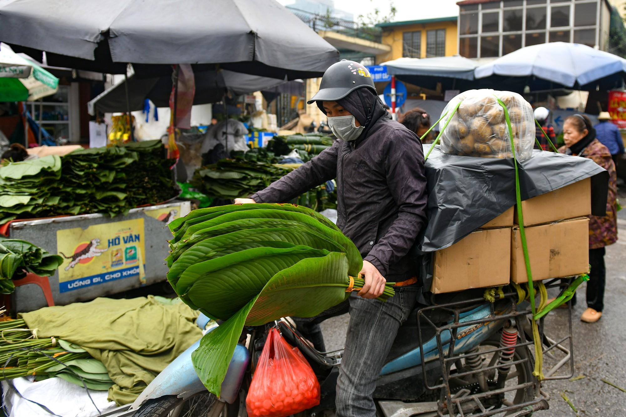 Nhu cầu mua lá dong từ các hộ gia đình ngày càng ít đi, nhiều cơ sở sản xuất bánh chưng hoặc nhà hàng đã đặt lá từ lâu và họ sẽ lấy số lượng lớn.