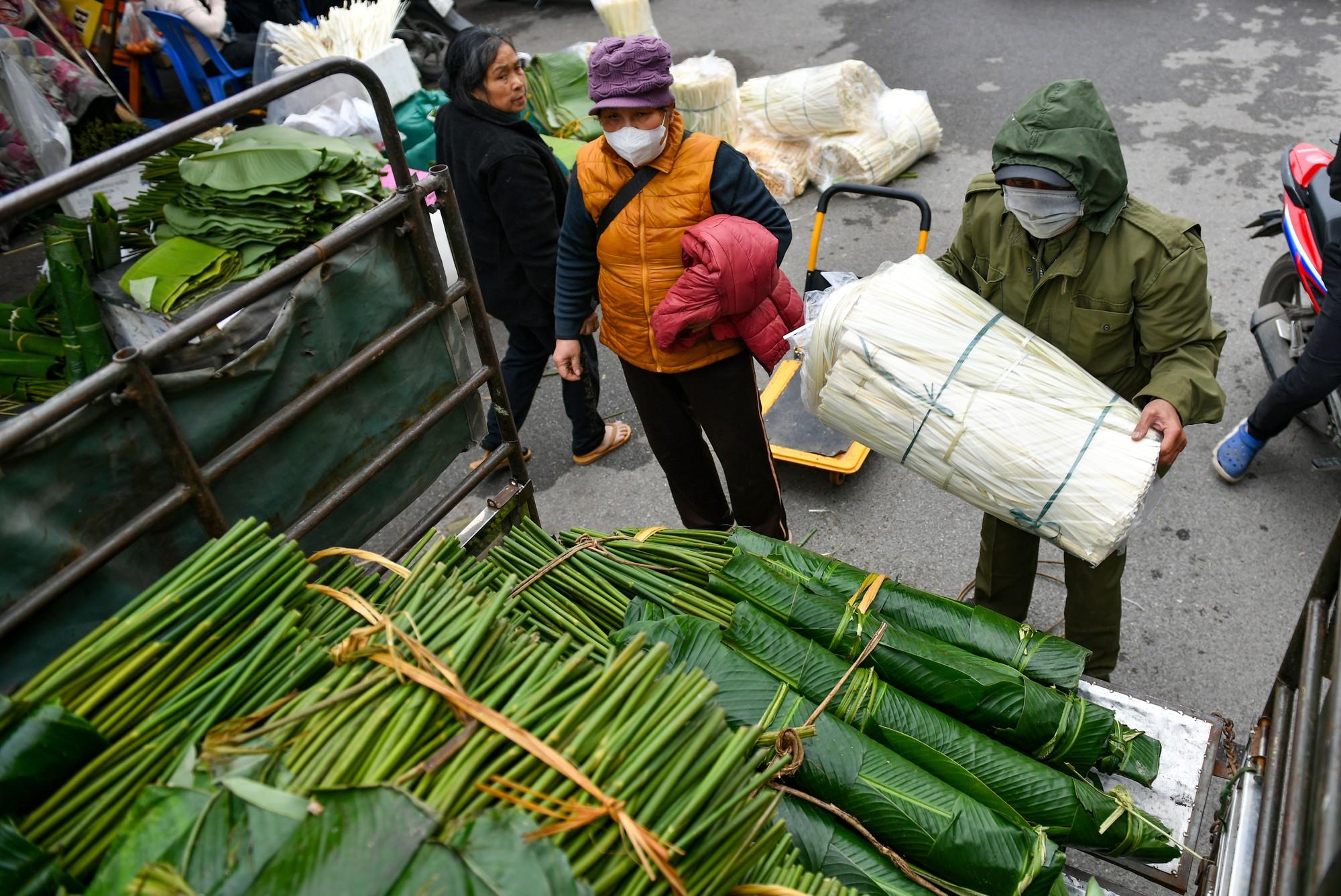 Dù khách hàng xu hướng giảm, song, chợ lá dong trên phố Trần Quý Cáp vẫn tồn tại, như một điều không thể thiếu của Hà Nội những ngày cuối năm.