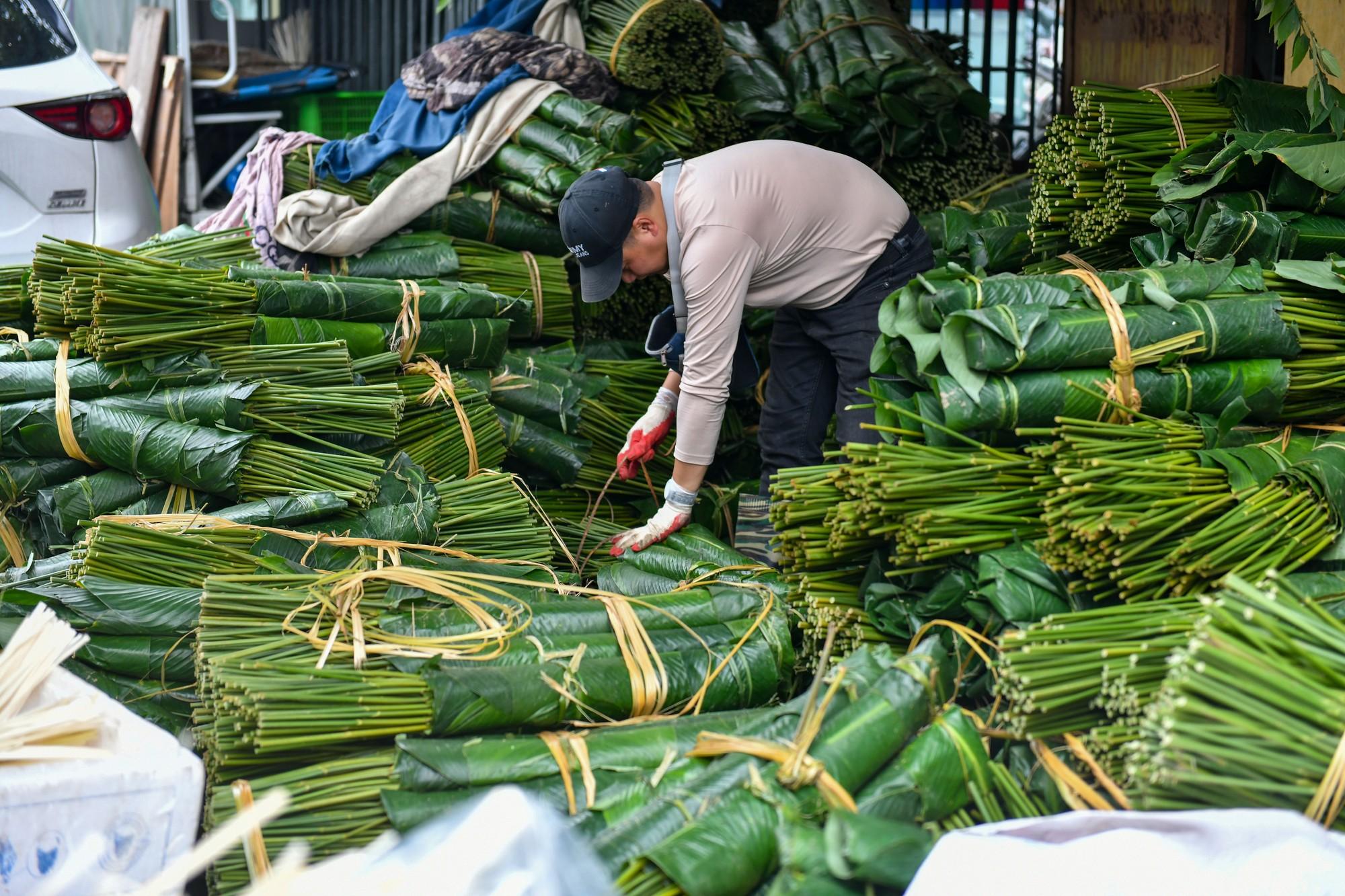 Đã xuất hiện từ nhiều năm nay, chợ buôn bán lá dong và dây lạt tại phố Trần Quý Cáp thu hút rất nhiều người dân Thủ đô tìm đến.